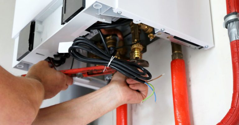 Técnico reparando caldera a gas en Valencia