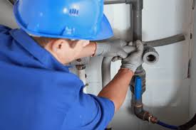 Técnico reparando tubería de fontanería en Valencia