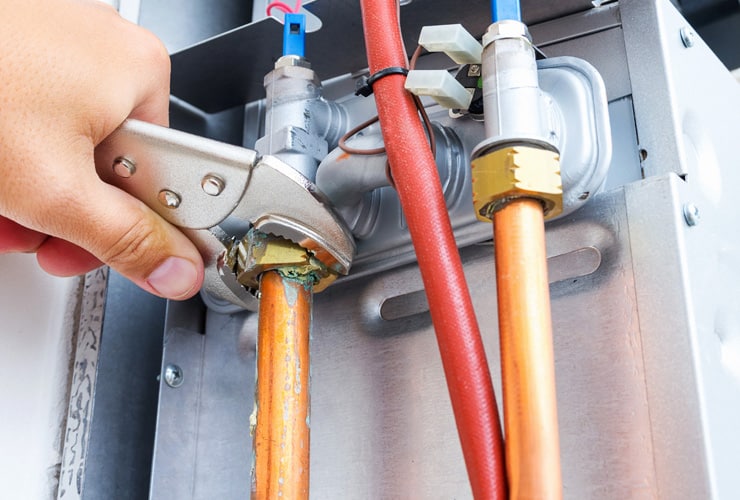 Técnico reparando caldera de gas en Valencia