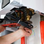 Técnico reparando caldera a gas en Valencia