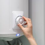 Fontanero reparando caldera a gas en Valencia